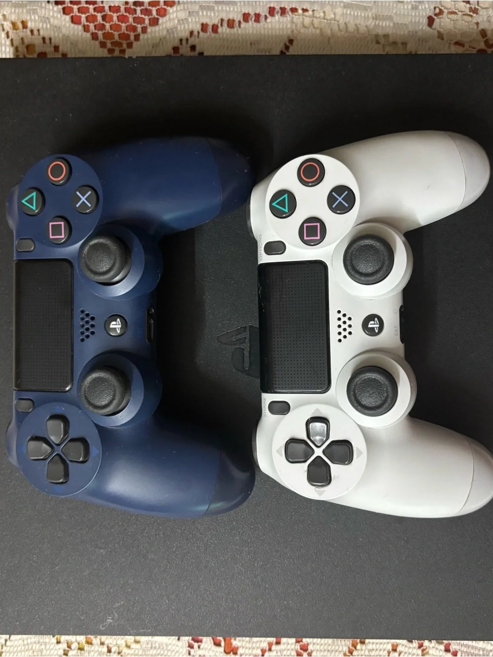 Playstation 4 Slim + 2 Controllers + Games